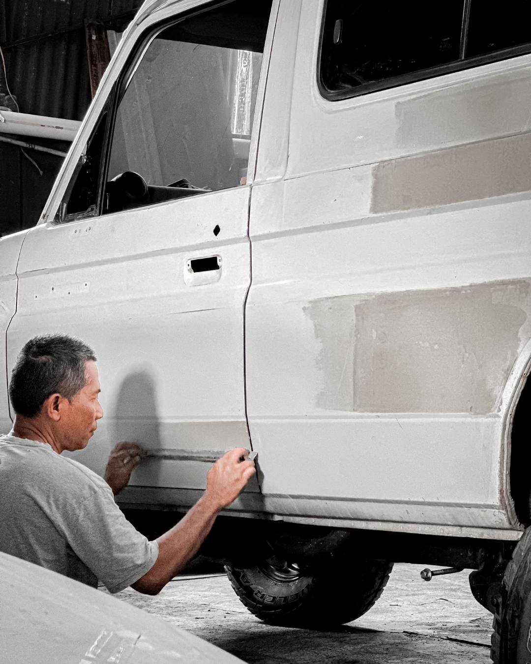 Proses restorasi mobil dan perbaikan bodi total di Zenith Motor