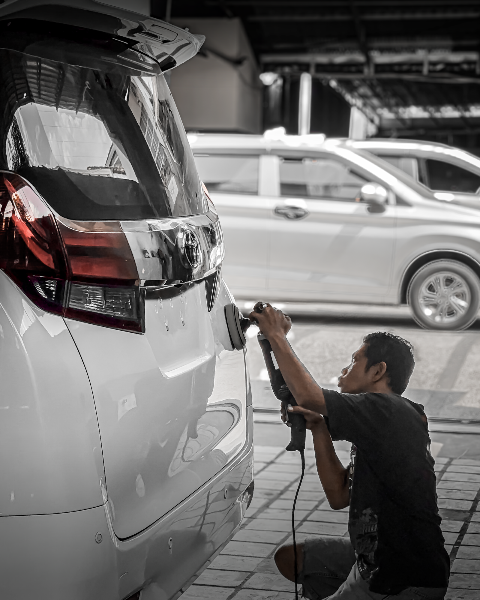 Teknisi Zenith Motor mengedukasi pelanggan mengenai waktu terbaik untuk coating setelah cat ulang mobil.