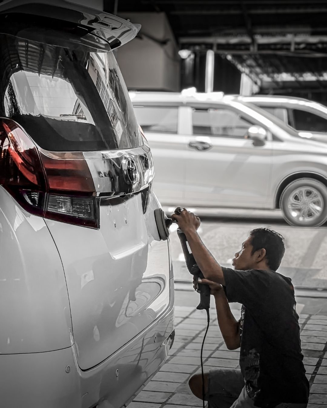 Baret halus (swirl marks) yang sering ditemukan pada cat mobil baru akibat kesalahan cuci di dealer.