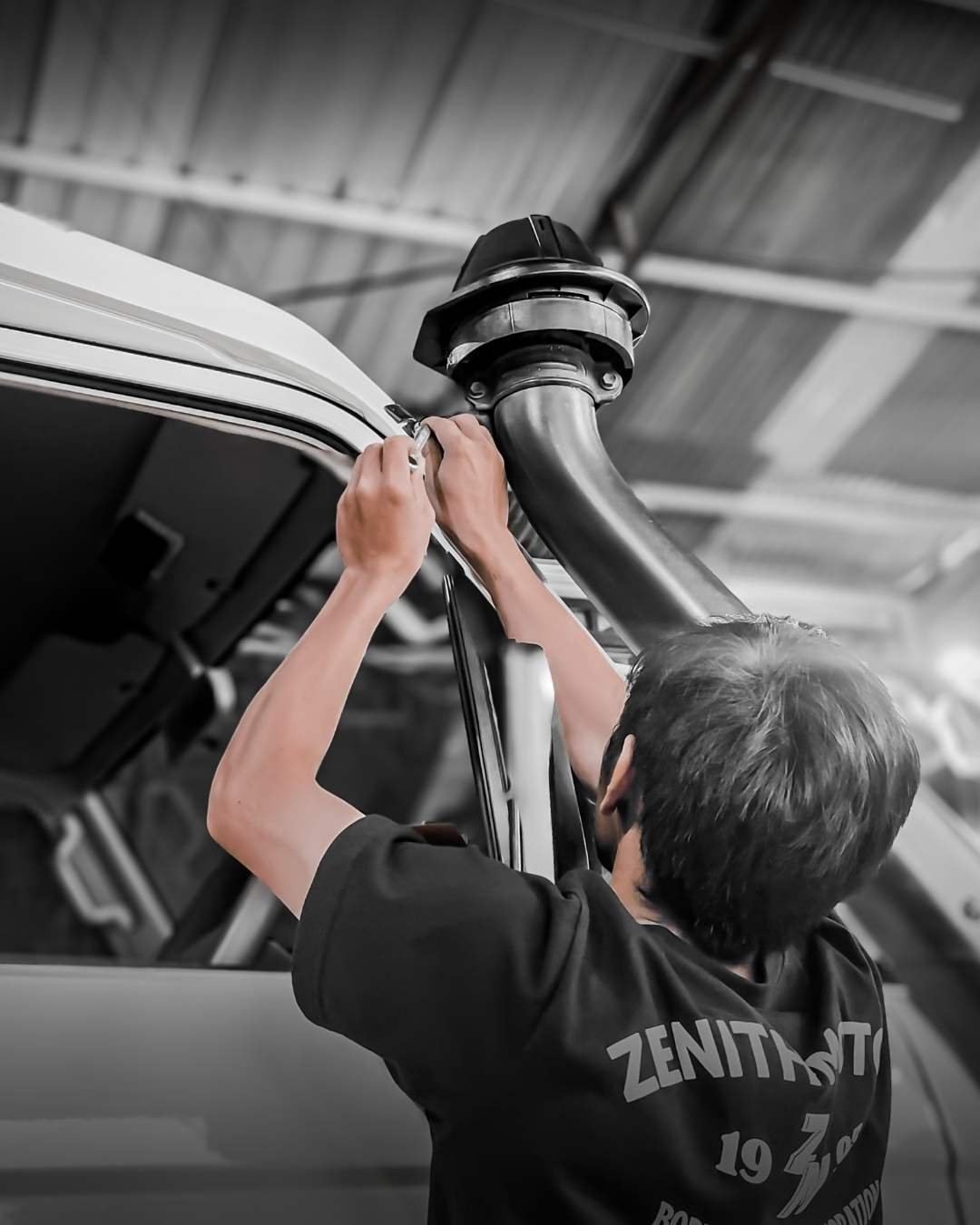 Karet pintu mobil klasik yang getas dan karat pada jalur pemasangan seal.