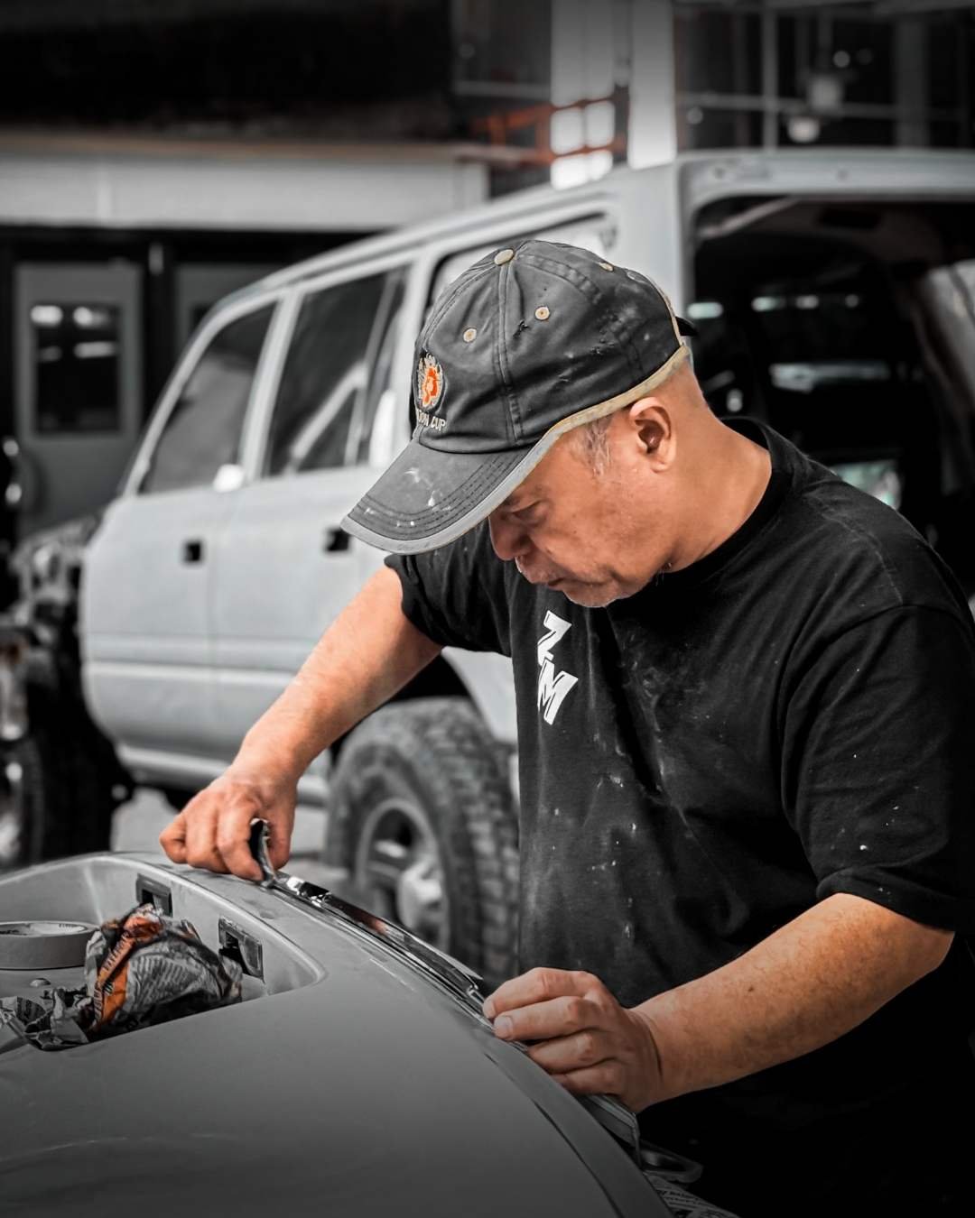 Teknik perbaikan panel (panel beating) presisi menggunakan alat dent puller di Zenith Motor Jogja.