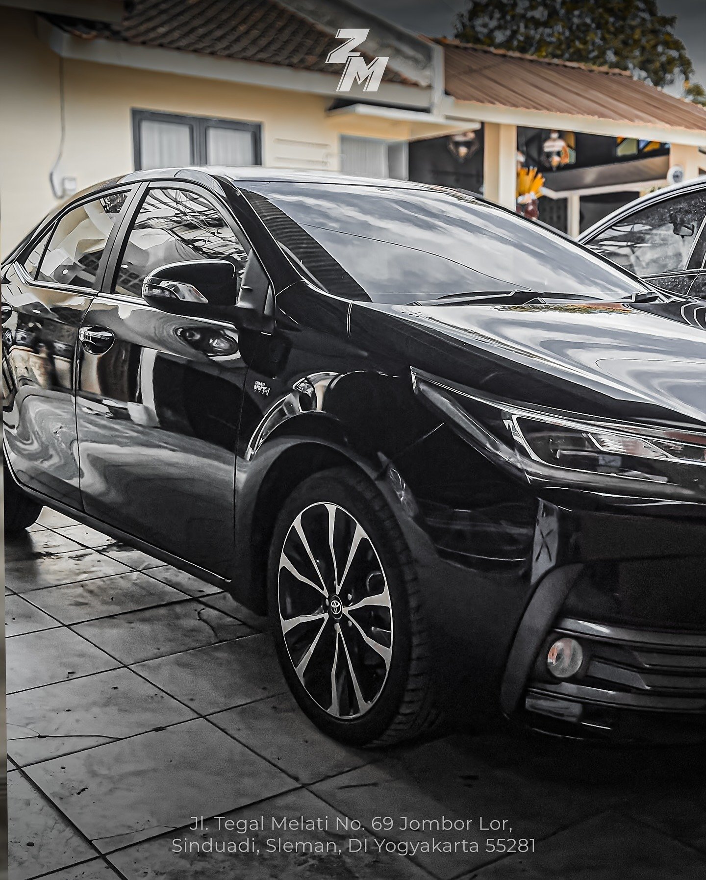 Proses penggerindaan untuk membuang karat permukaan hingga mencapai pelat besi murni (bare metal).