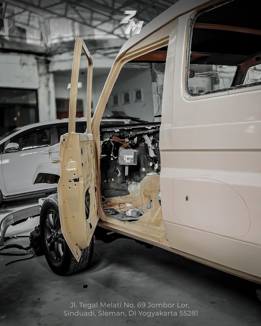 Dokumentasi perbaikan panel mobil klasik sebelum dan sesudah restorasi