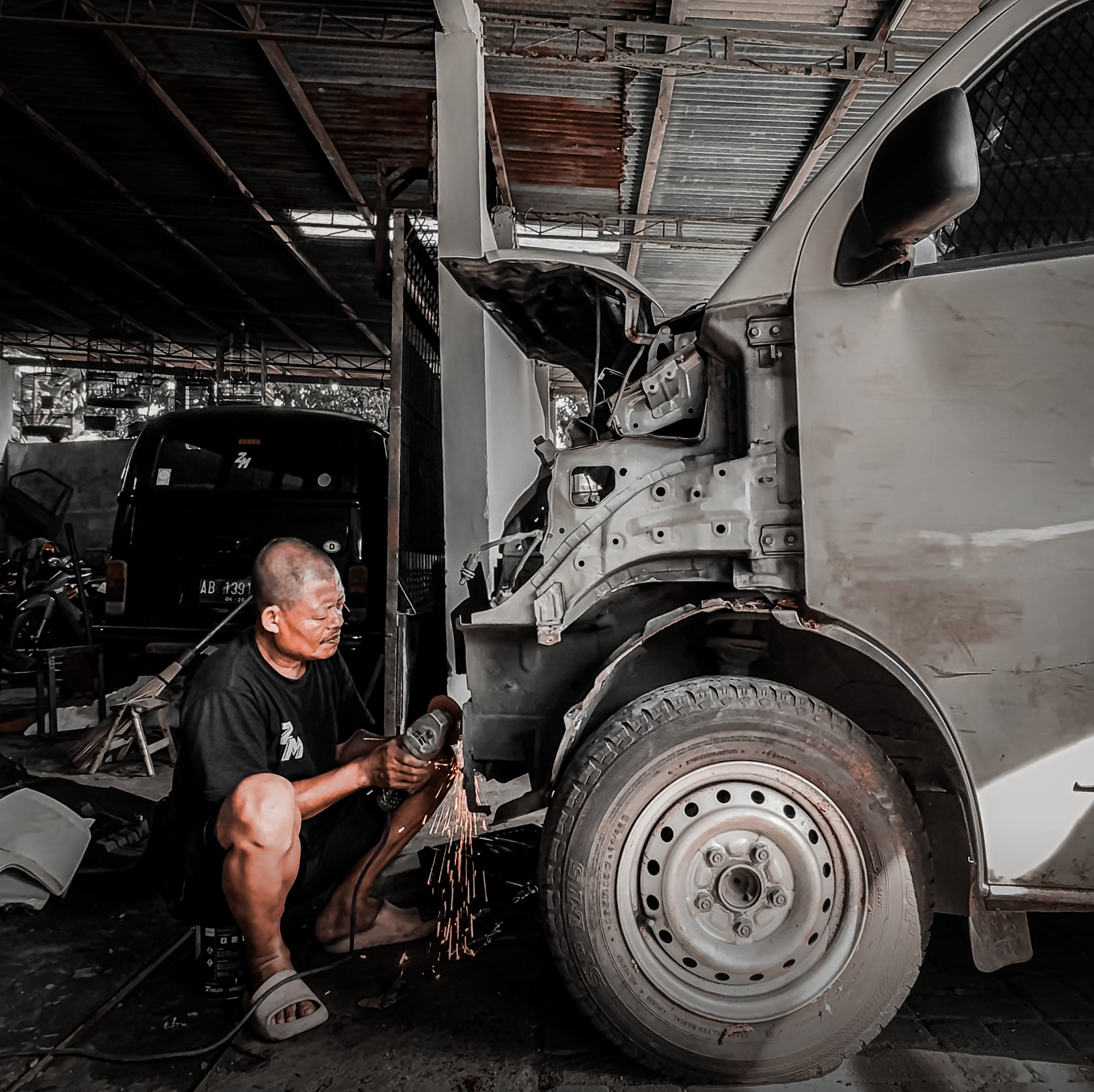 Teknisi Zenith Motor menginspeksi cat melepuh yang merupakan tanda awal untuk mengatasi karat body mobil.