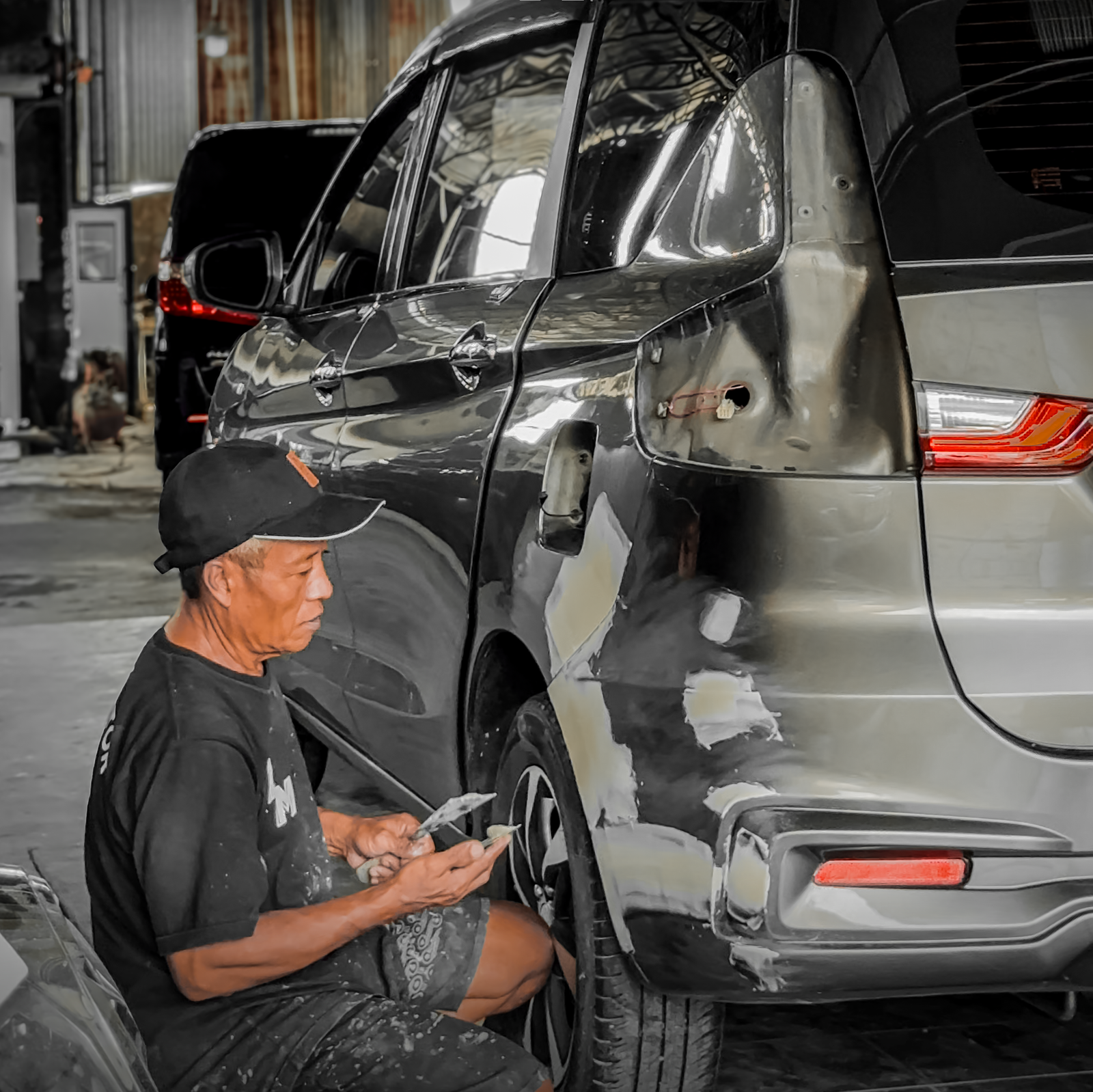 Teknisi Zenith Motor menginspeksi tingkat kerusakan untuk menentukan biaya body repair lecet mobil.