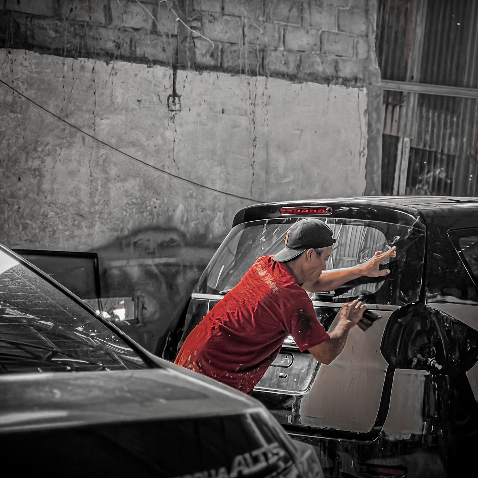 Proses poles bodi (paint correction) untuk menghilangkan lecet ringan pada cat mobil tanpa perlu dicat ulang.