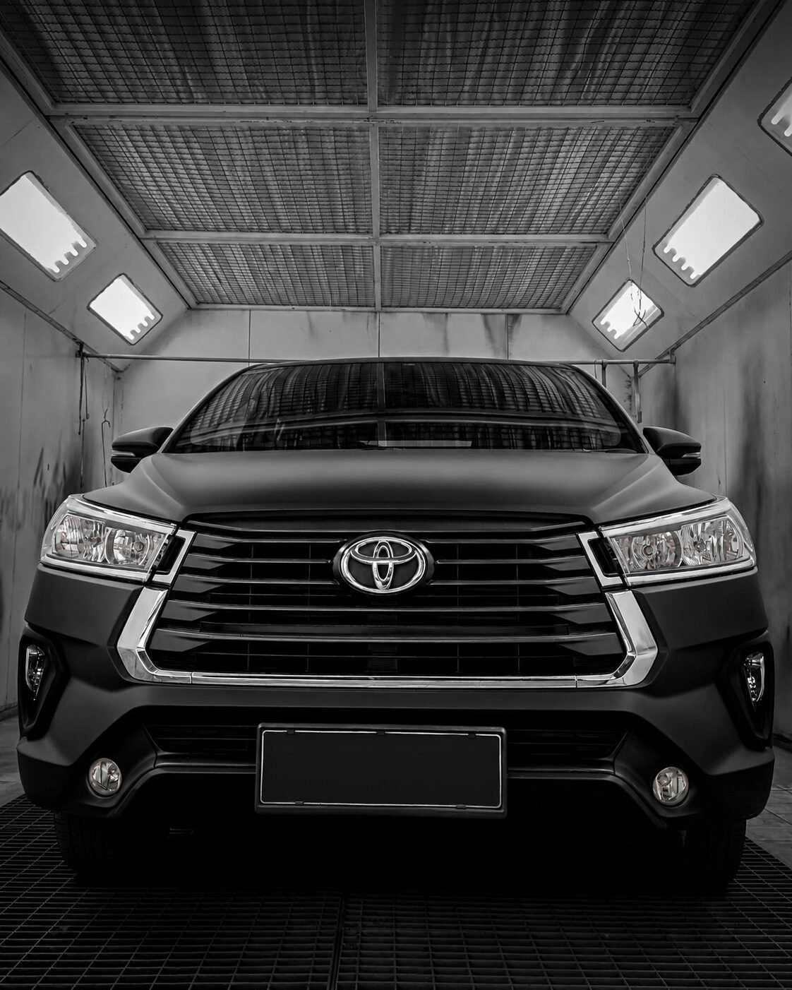 Teknisi Zenith Motor melakukan inspeksi sebelum mengaplikasikan coating mobil doff.