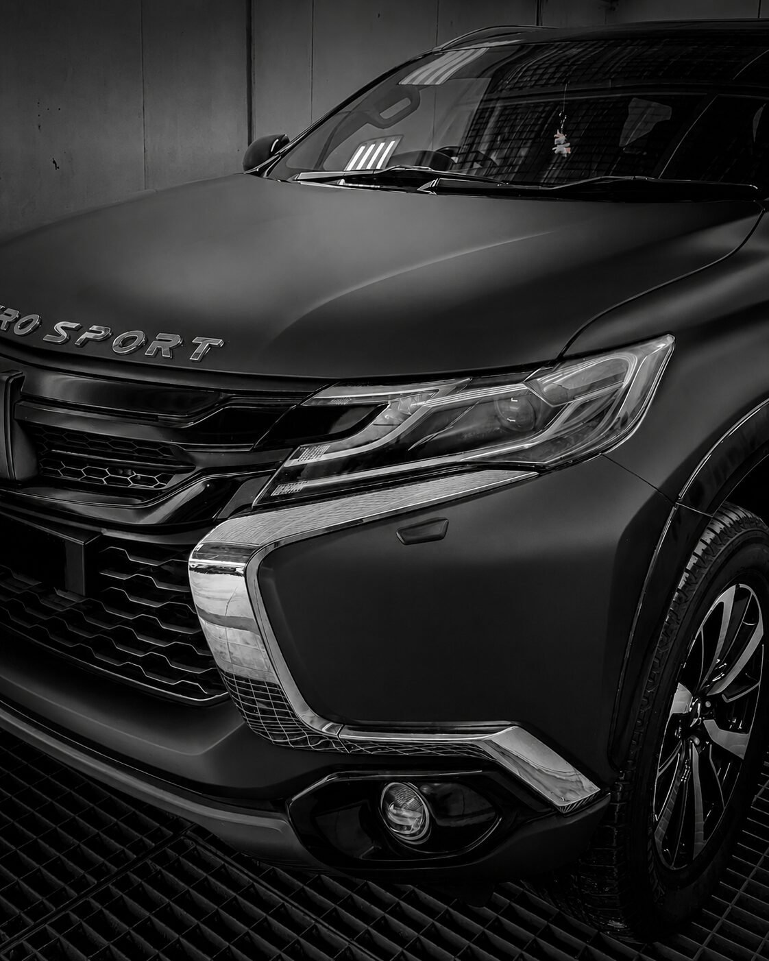 Proses aplikasi nano ceramic coating khusus mobil matte yang dijamin tidak membuat cat menjadi mengkilap.