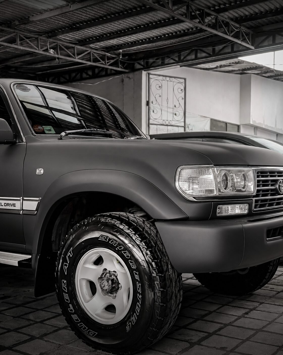Perpaduan cat doff dengan modifikasi velg gloss black dan black chrome aksesoris di Zenith Motor.