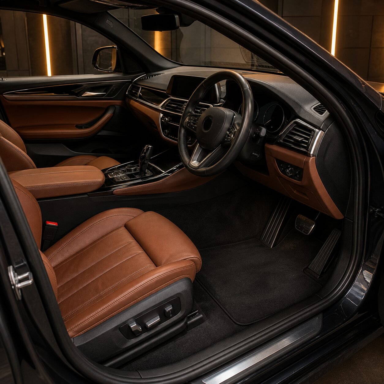Menyemprotkan cairan ke handuk microfiber adalah standar detailing interior mobil aman untuk mencegah korsleting.