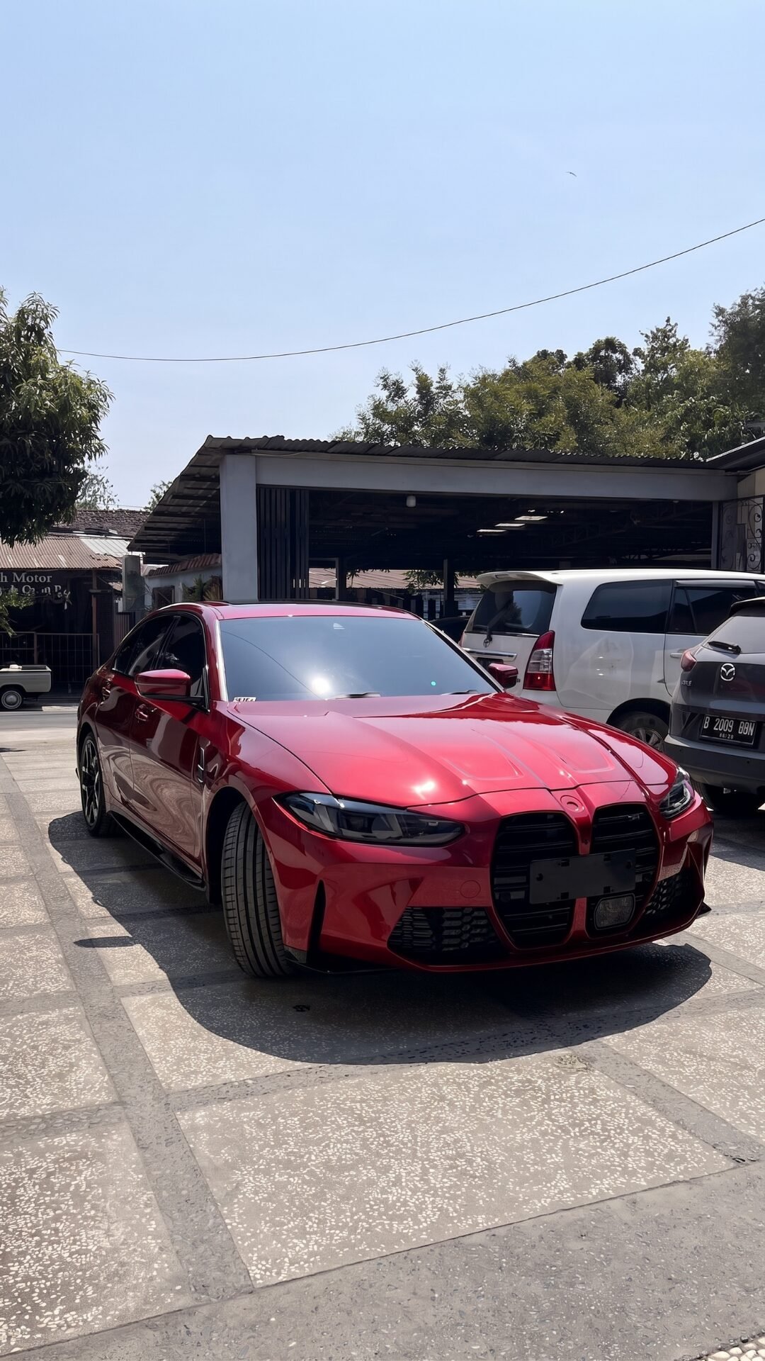 Ilustrasi perbedaan dan tahapan polishing, waxing, dan coating mobil pada kendaraan stir kanan (RHD).