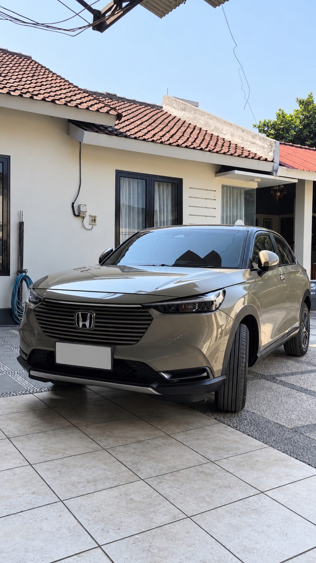 Perbandingan visual antara pengerjaan cuci mobil biasa dengan ketelitian tingkat tinggi pada auto detailing Jogja.
