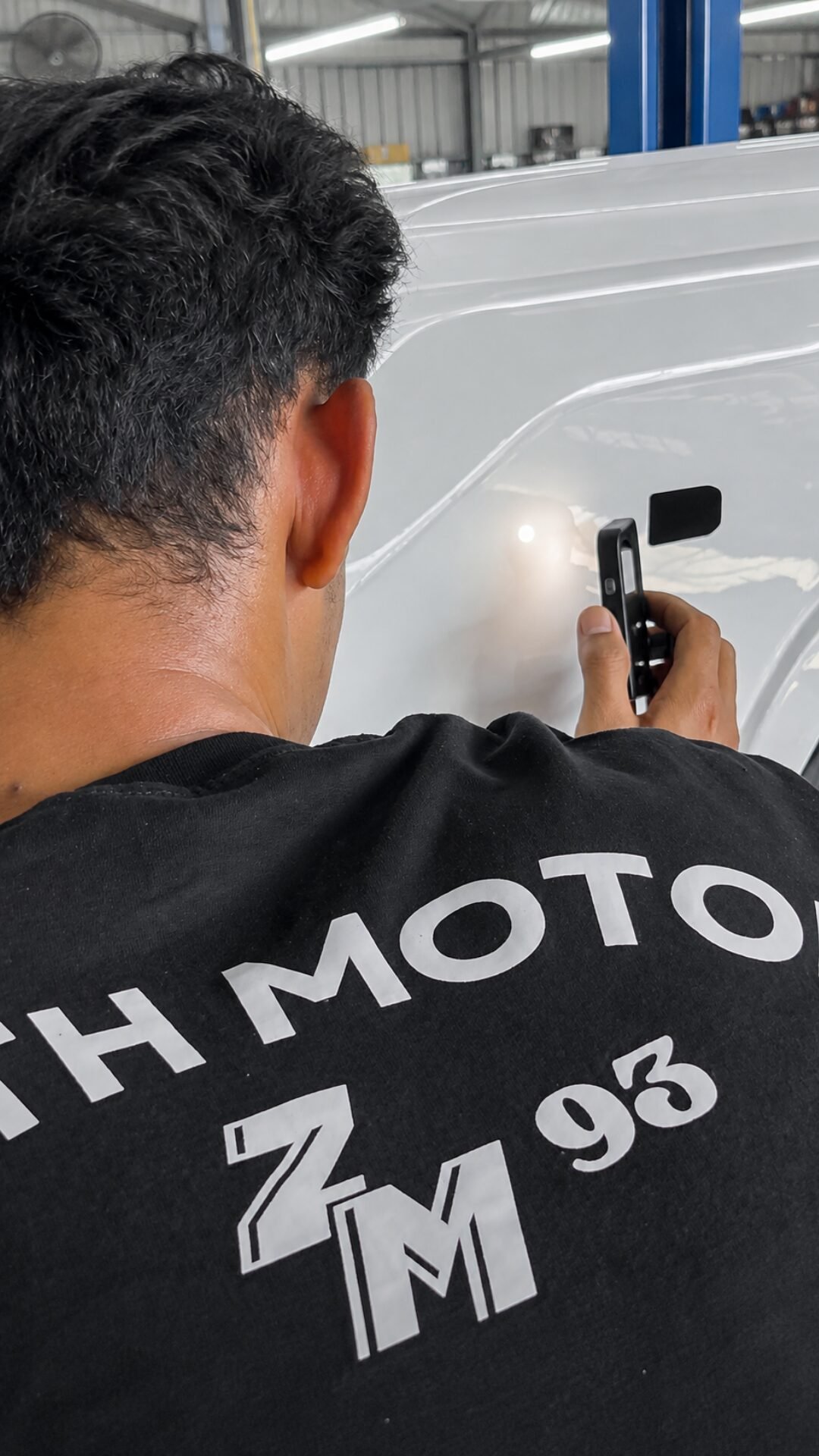 Tahap aplikasi nano ceramic coating di Zenith Motor untuk perlindungan cat mobil yang mengkristal permanen dan tahan lama.