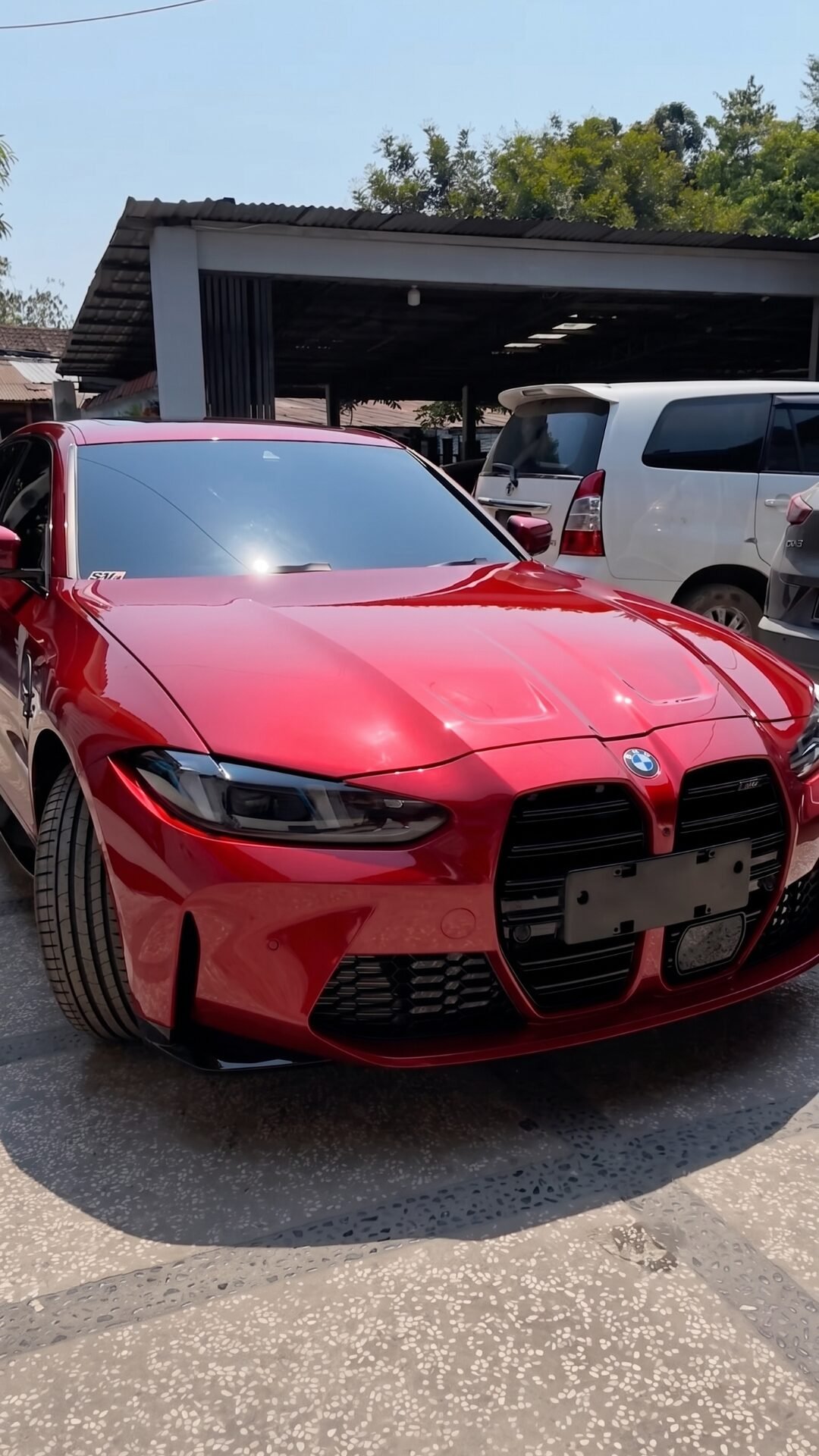 Hasil akhir proses dekontaminasi cat mobil di Zenith Motor yang membuat permukaan bodi kembali mulus seperti kaca saat diraba.