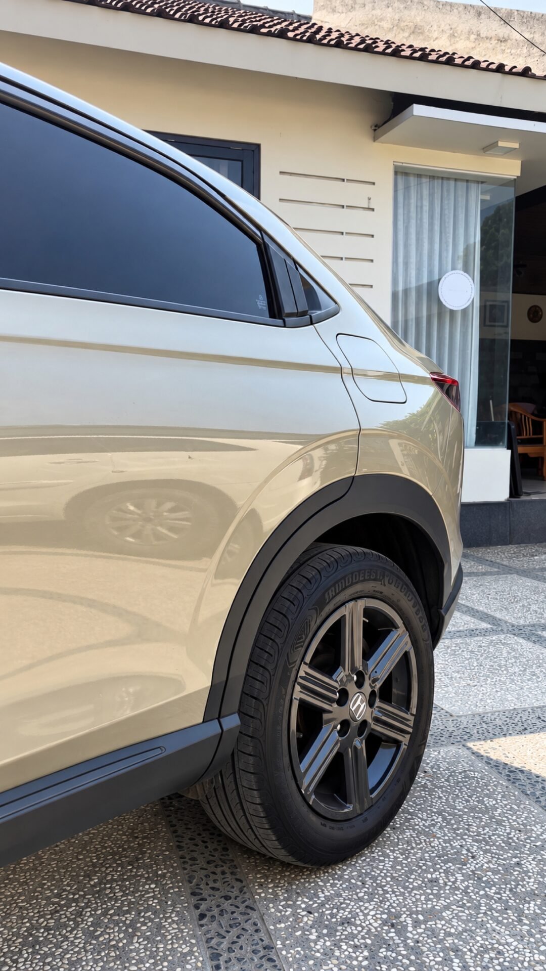Proses paint correction dalam auto detailing yang secara permanen menghilangkan baret halus (swirl marks).