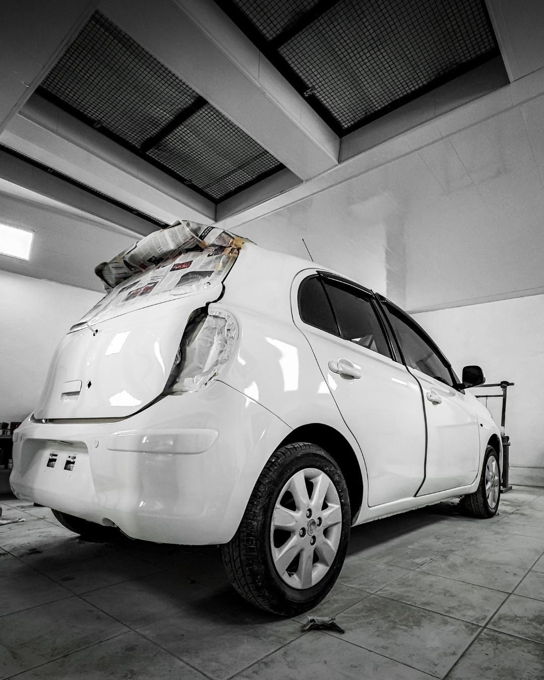 Tahap persiapan dan pengamplasan presisi sebelum mobil masuk ke ruang cat oven.
