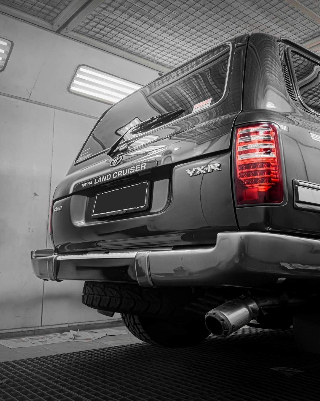 Suasana salon mobil premium Jogja di Zenith Motor dengan fasilitas detailing kelas atas untuk luxury car.