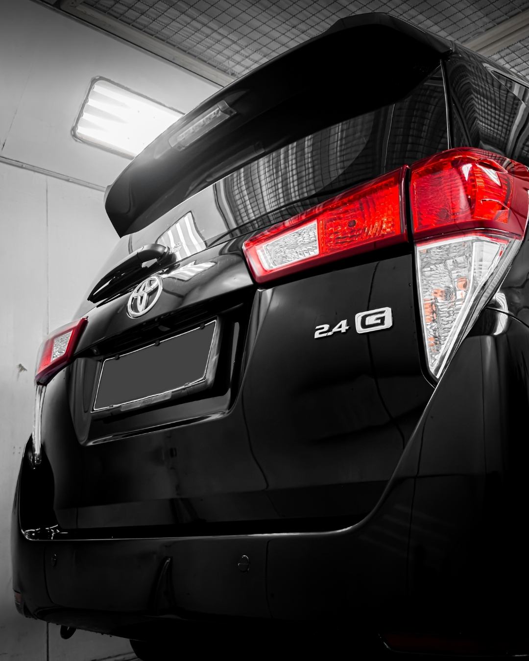 Hasil akhir coating mobil dengan efek super hydrophobic (daun talas) yang tahan lama.