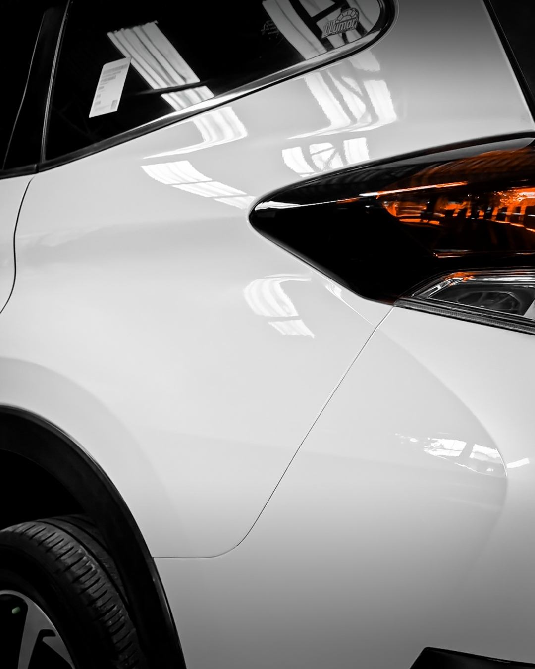 Efek super hydrophobic (daun talas) pada cat mobil yang telah dilapisi nano ceramic coating.