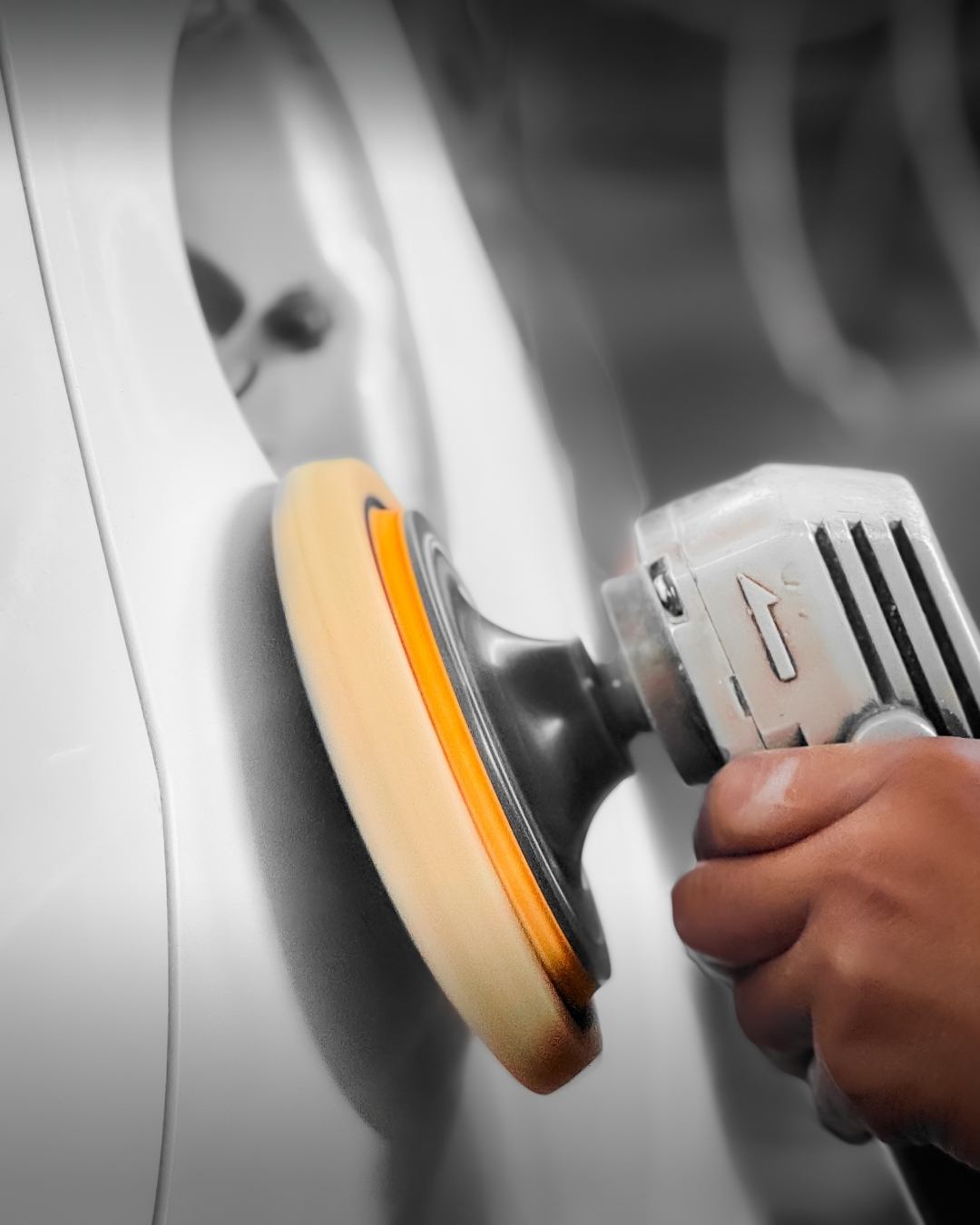Teknisi Zenith Motor mengeringkan kendaraan menggunakan microfiber premium sebagai langkah merawat coating mobil.