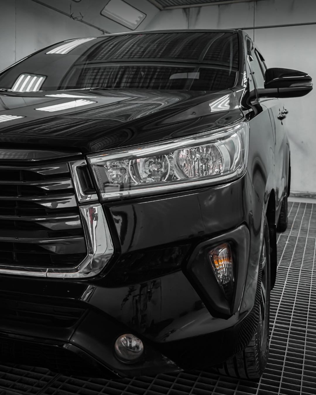 Mencuci mobil menggunakan spons kotor adalah penyebab utama munculnya swirl mark pada mobil hitam.