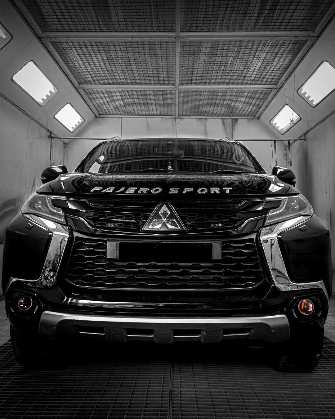Teknisi profesional Zenith Motor melakukan inspeksi kerusakan untuk layanan body repair Pajero Jogja.