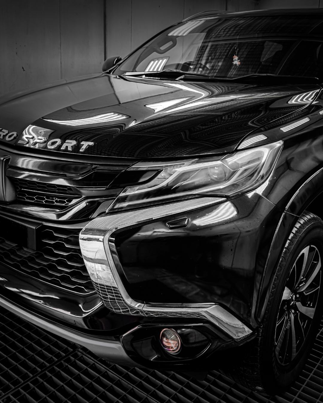 Hasil akhir perbaikan dan paint correction yang sangat glossy dan memukau pada mobil di Zenith Motor.