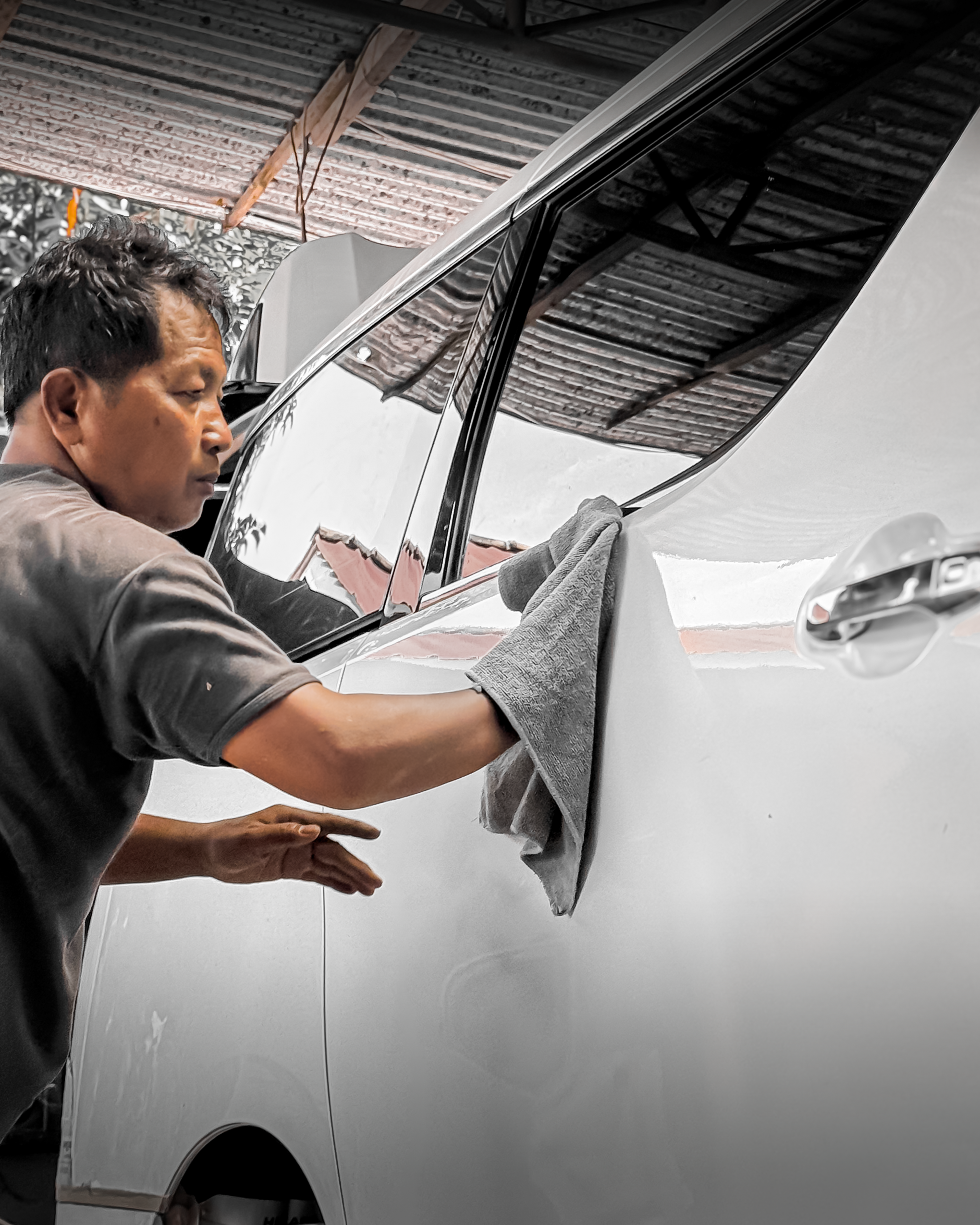 Hasil akhir coating mobil putih yang mengkilap sempurna layaknya kaca di studio Zenith Motor Jogja.