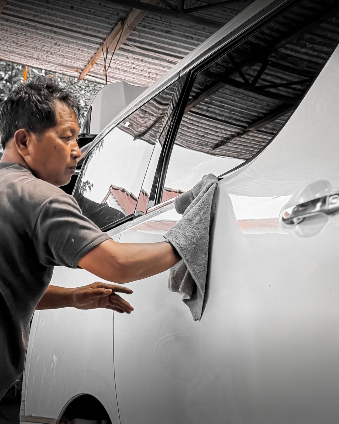 Hasil akhir perbaikan bodi Toyota Avanza yang glossy dan presisi di Zenith Motor Jogja.