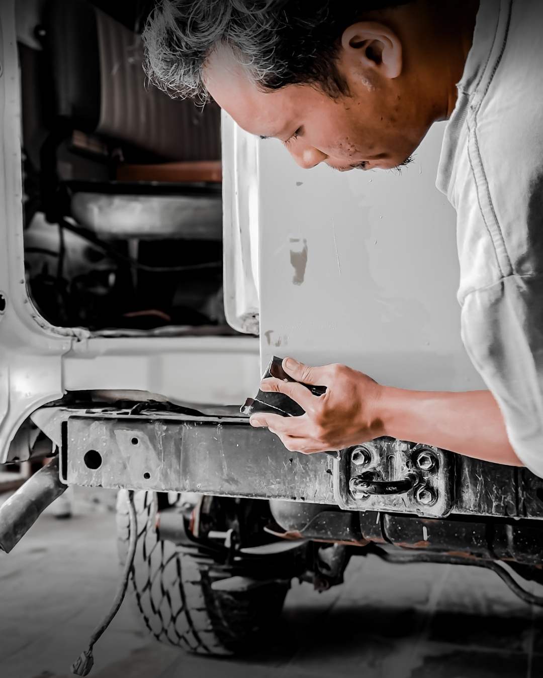 Proses perbaikan bodi yang mengedepankan presisi pelat logam untuk meminimalkan dempul.