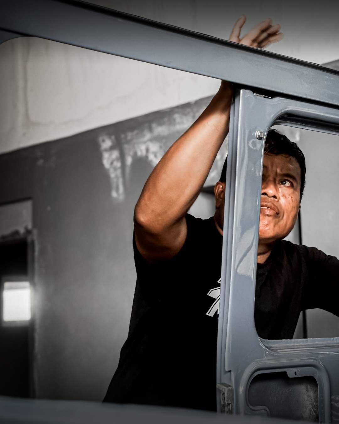 Tahap perbaikan pelat bodi dan pengelasan profesional pada mobil bekas kecelakaan tanpa dempul tebal.